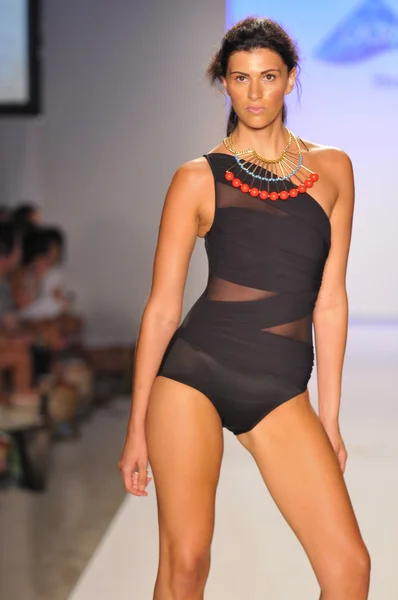 Miami - július 21: modell sétál a kifutópálya a a xtra életét lycra márka fürdőruha kollekció tavasz-nyár 2013 mercedes-benz úszni divat hét július 21, 2012 alatt — Stock Fotó