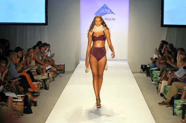 Miami - 21. juli: model läuft laufsteg der xtra life lycra marke badebekleidung für frühjahr sommer 2013 während der mercedes-benz swim fashion week am 21. juli 2012 — Stockfoto