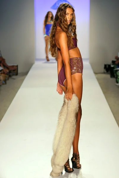 Miami - 21. juli: model läuft laufsteg der xtra life lycra marke badebekleidung für frühjahr sommer 2013 während der mercedes-benz swim fashion week am 21. juli 2012 — Stockfoto