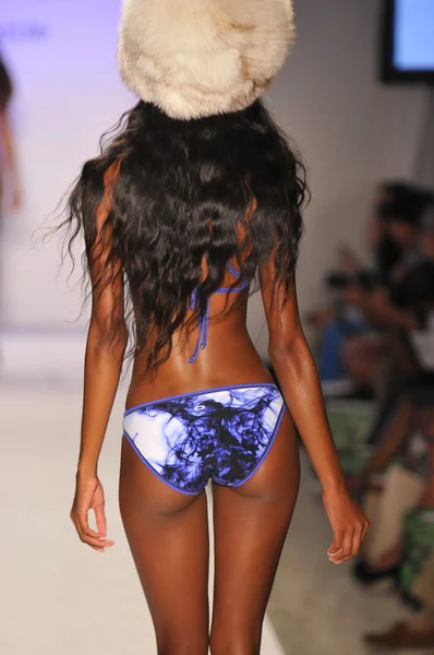 Miami - 21. července: model chodí dráha v xtra life lycra Značka plavky kolekce pro jaro léto 2013 během plavání mercedes-benz fashion week v červenci 21, 2012 — Stock fotografie