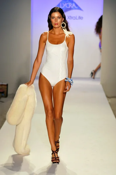 Miami - 21 juli: modell går banan vid xtra life lycra varumärke badkläder insamling för våren sommaren 2013 under mercedes-benz simma fashion week den 21 juli 2012 — Stockfoto
