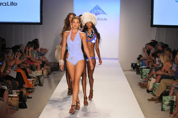MIAMI - JULY 21: Model walks runway at the XTRA Life Lycra Brand Swimwear Collection for Spring Summer 2013 during Mercedes-Benz Swim Fashion Week on July 21, 2012 — Stock Photo, Image