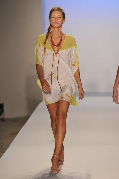 Miami - július 22-én: modell sétál a suboo fürdőruha bemutató a tavasz nyár 2013 mercedes-benz úszni divat héten a július 22, 2012 Miami, fl — Stock Fotó