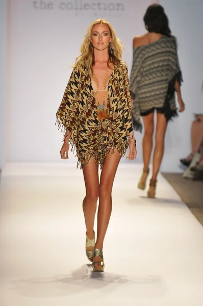 Miami - 22 Temmuz: Model yürür pist Monia bilge yüzmek koleksiyonu bahar yaz 2013 Mercedes-Benz yüzmek moda haftası 22 Temmuz 2012 Miami, Fl Lspace — Stok fotoğraf