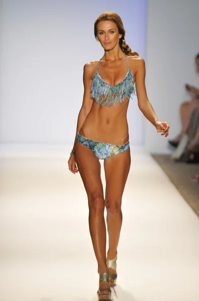 MIAMI - 22 JUILLET : Un mannequin marche sur la piste de la collection LSpace by Monia Wise Swim pour le printemps été 2013 lors de la Mercedes-Benz Swim Fashion Week le 22 juillet 2012 à Miami, FL — Photo