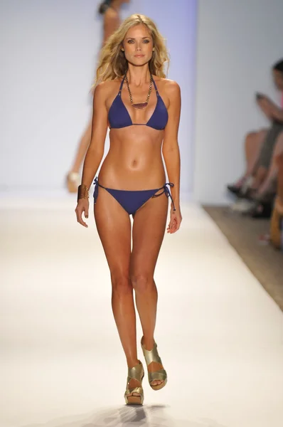 MIAMI - JULHO 22: Modelo caminha pista no LSpace por Monia Wise Swim Collection para Primavera Verão 2013 durante Mercedes-Benz Swim Fashion Week em julho 22, 2012 em Miami, FL — Fotografia de Stock