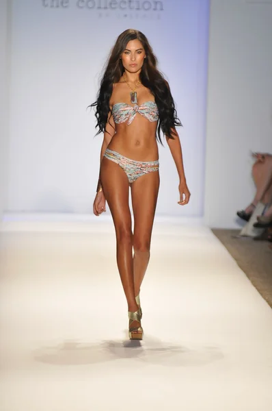 MIAMI - 22 de JULIO: Modelo camina por la pasarela en el LSpace por Monia Wise Swim Collection para la Primavera Verano 2013 durante Mercedes-Benz Swim Fashion Week el 22 de julio de 2012 en Miami, FL — Foto de Stock