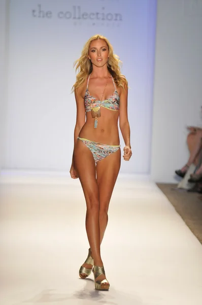 Miami - 22. juli: model walks laufsteg auf der lspace by monia wise schwimmkollektion für frühjahr sommer 2013 während der mercedes-benz swim fashion week am 22. juli 2012 in miami, fll — Stockfoto