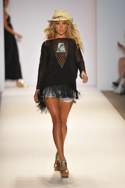 Miami - 22. juli: model walks laufsteg auf der lspace by monia wise schwimmkollektion für frühjahr sommer 2013 während der mercedes-benz swim fashion week am 22. juli 2012 in miami, fll — Stockfoto