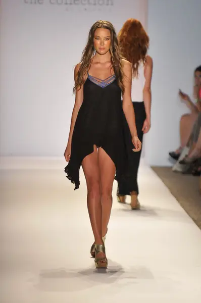 MIAMI - 22 de JULIO: Modelo camina por la pasarela en el LSpace por Monia Wise Swim Collection para la Primavera Verano 2013 durante Mercedes-Benz Swim Fashion Week el 22 de julio de 2012 en Miami, FL — Foto de Stock