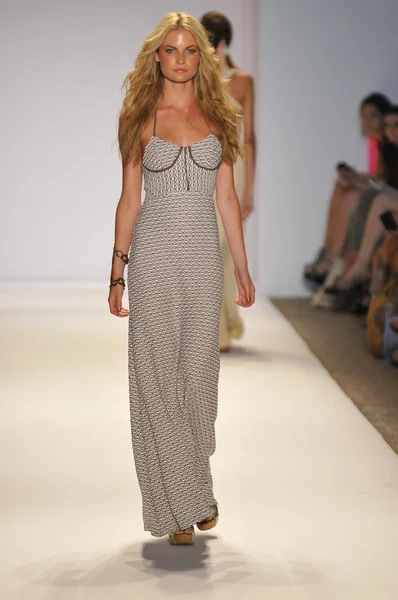 MIAMI - JULHO 22: Modelo caminha pista no LSpace por Monia Wise Swim Collection para Primavera Verão 2013 durante Mercedes-Benz Swim Fashion Week em julho 22, 2012 em Miami, FL — Fotografia de Stock