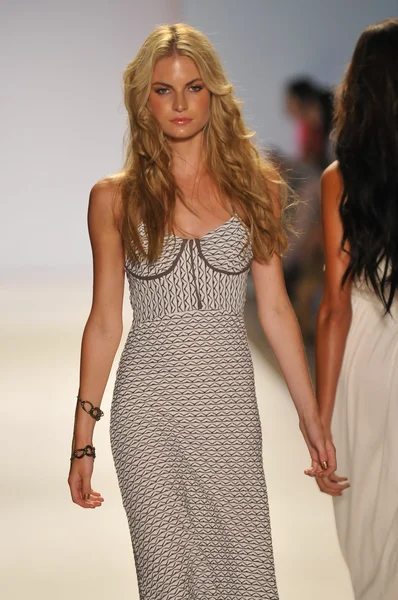 Miami - 22 Temmuz: Model yürür pist Monia bilge yüzmek koleksiyonu bahar yaz 2013 Mercedes-Benz yüzmek moda haftası 22 Temmuz 2012 Miami, Fl Lspace — Stok fotoğraf