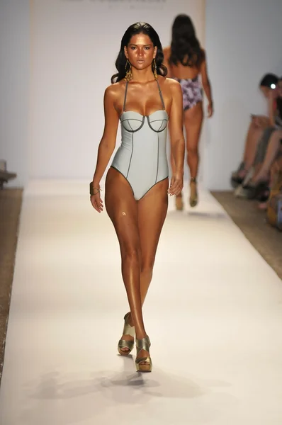 MIAMI - 22 JUILLET : Un mannequin marche sur la piste de la collection LSpace by Monia Wise Swim pour le printemps été 2013 lors de la Mercedes-Benz Swim Fashion Week le 22 juillet 2012 à Miami, FL — Photo