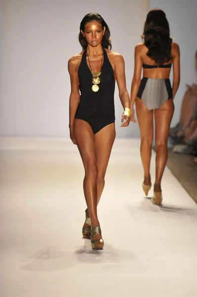Miami - 22 juli: Modell promenader banan vid Lspace av Monia Wise simma kollektion för våren sommaren 2013 under Mercedes-Benz simma Fashion Week den 22 juli 2012 i Miami, Fl — Stockfoto