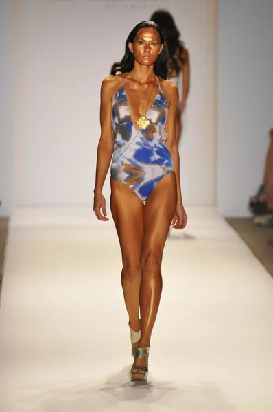 MIAMI - 22 lipca: Model walks pasa startowego na lspace przez Monia mądrego kolekcji pływać wiosna lato 2013 podczas Mercedes-Benz Fashion Week pływać w dniu 22 lipca 2012 roku w Miami, Floryda — Zdjęcie stockowe