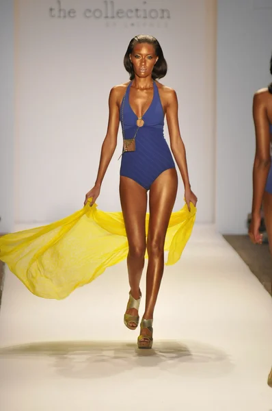 MIAMI - 22 JUILLET : Un mannequin marche sur la piste de la collection LSpace by Monia Wise Swim pour le printemps été 2013 lors de la Mercedes-Benz Swim Fashion Week le 22 juillet 2012 à Miami, FL — Photo