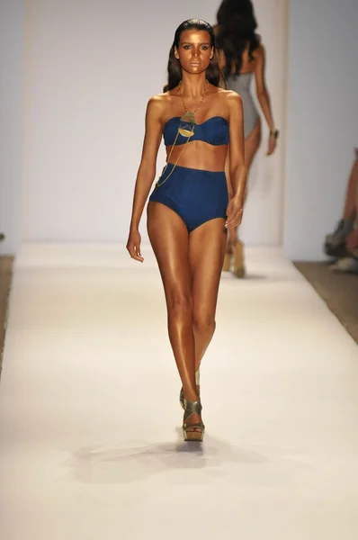 마이애미-7 월 22 일: 모델 워킹 활주로 Monia 현명한 수영 컬렉션 봄 여름 2013 메르세데스-벤츠 수영 패션 위 크 동안에 2012 년 7 월 22 일 마이애미, 플로리다에에서 의해 Lspace — 스톡 사진