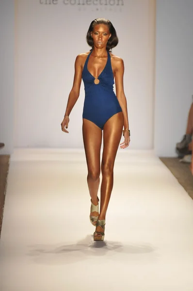 Miami - 22 července: Model procházky dráha v Lspace od Ladislava Wise plavat kolekce jaro léto 2013 během 22 července, 2012 v Miami, Fl plavat Mercedes-Benz Fashion Week — Stock fotografie