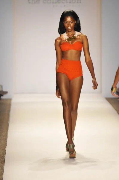 Miami - 22. juli: model walks laufsteg auf der lspace by monia wise schwimmkollektion für frühjahr sommer 2013 während der mercedes-benz swim fashion week am 22. juli 2012 in miami, fll — Stockfoto