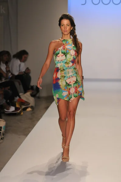 Miami - 22 juli: modell går vid suboo badkläder presentationen för våren sommaren 2013 under mercedes-benz simma fashion week den 22 juli 2012 i miami, fl — Stockfoto