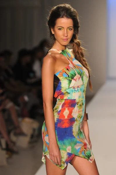 MIAMI - 22 DE JULIO: Modelo camina en la presentación de trajes de baño Suboo para la Primavera Verano 2013 durante Mercedes-Benz Swim Fashion Week el 22 de julio de 2012 en Miami, FL — Foto de Stock