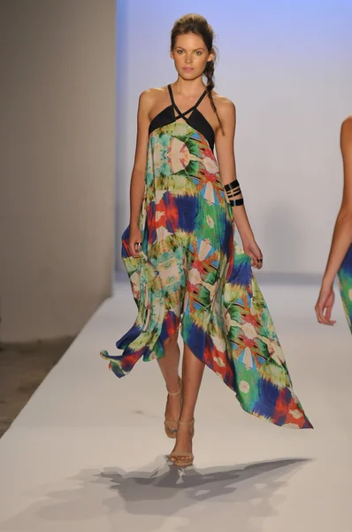 MIAMI - 22 DE JULIO: Modelo camina en la presentación de trajes de baño Suboo para la Primavera Verano 2013 durante Mercedes-Benz Swim Fashion Week el 22 de julio de 2012 en Miami, FL —  Fotos de Stock