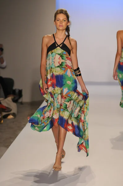 MIAMI - 22 DE JULIO: Modelo camina en la presentación de trajes de baño Suboo para la Primavera Verano 2013 durante Mercedes-Benz Swim Fashion Week el 22 de julio de 2012 en Miami, FL —  Fotos de Stock