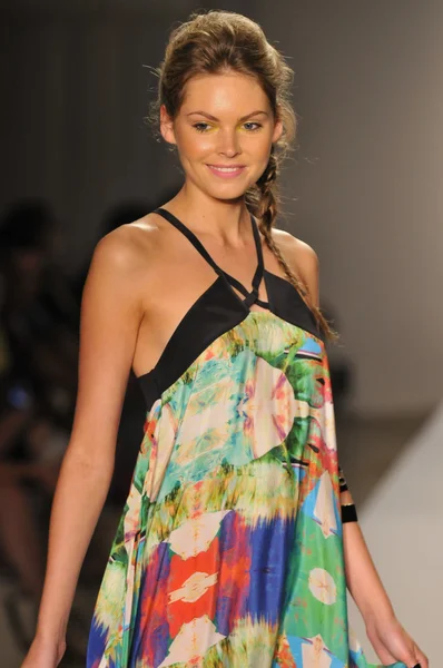 Miami - 22 července: model chodí na prezentaci suboo plavky pro jaro léto 2013 během plavání mercedes-benz fashion week v červenci 22, 2012 v miami, fl — Stock fotografie