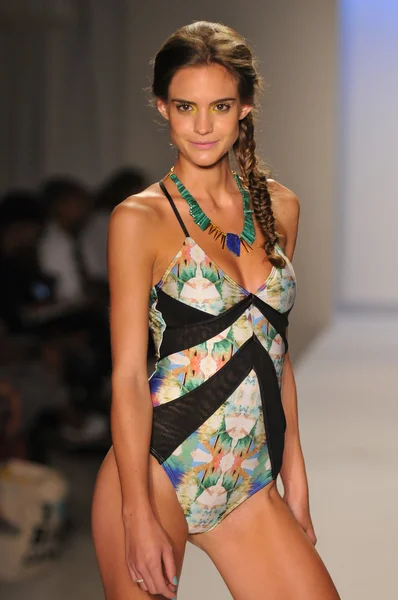 MIAMI - 22 DE JULIO: Modelo camina en la presentación de trajes de baño Suboo para la Primavera Verano 2013 durante Mercedes-Benz Swim Fashion Week el 22 de julio de 2012 en Miami, FL —  Fotos de Stock