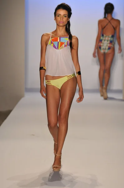 Miami - július 22-én: modell sétál a suboo fürdőruha bemutató a tavasz nyár 2013 mercedes-benz úszni divat héten a július 22, 2012 Miami, fl — Stock Fotó