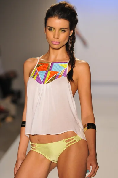 MIAMI - JULHO 22: Caminhadas modelo no Suboo Swimwear Apresentação para Primavera Verão 2013 durante Mercedes-Benz Swim Fashion Week em Julho 22, 2012 em Miami, FL — Fotografia de Stock