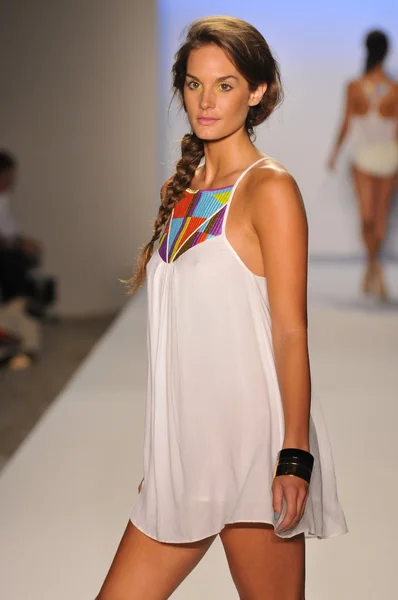 Miami - 22 juli: modell går vid suboo badkläder presentationen för våren sommaren 2013 under mercedes-benz simma fashion week den 22 juli 2012 i miami, fl — Stockfoto