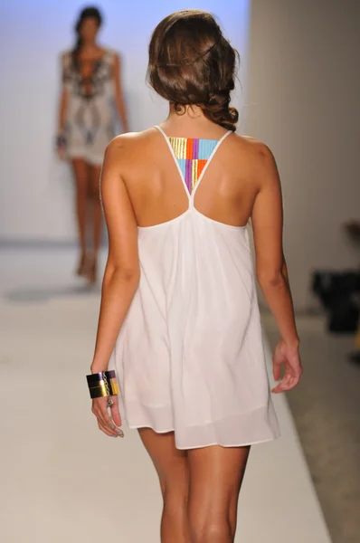 MIAMI - 22 DE JULIO: Modelo camina en la presentación de trajes de baño Suboo para la Primavera Verano 2013 durante Mercedes-Benz Swim Fashion Week el 22 de julio de 2012 en Miami, FL — Foto de Stock