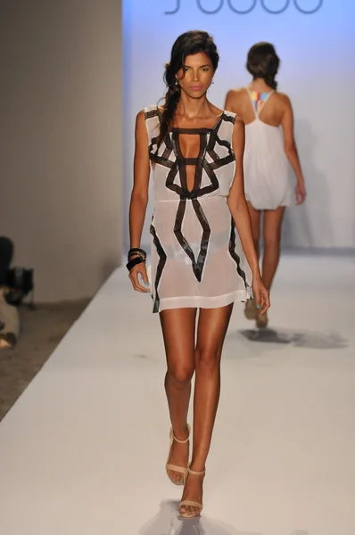 Miami - 22 července: model chodí na prezentaci suboo plavky pro jaro léto 2013 během plavání mercedes-benz fashion week v červenci 22, 2012 v miami, fl — Stock fotografie