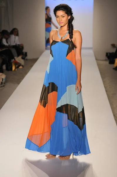 MIAMI - 22 DE JULIO: Modelo camina en la presentación de trajes de baño Suboo para la Primavera Verano 2013 durante Mercedes-Benz Swim Fashion Week el 22 de julio de 2012 en Miami, FL —  Fotos de Stock