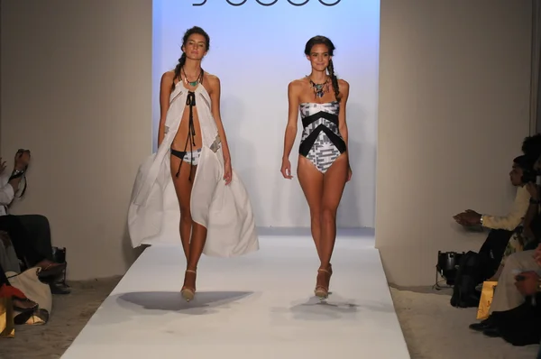Miami - 22 juli: model loopt op de suboo badmode presentatie voor lente zomer 2013 tijdens de mercedes-benz zwemmen fashionweek op 22 juli 2012 in miami, fl — Stockfoto