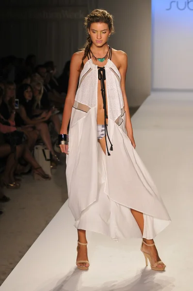 MIAMI - 22 DE JULIO: Modelo camina en la presentación de trajes de baño Suboo para la Primavera Verano 2013 durante Mercedes-Benz Swim Fashion Week el 22 de julio de 2012 en Miami, FL —  Fotos de Stock