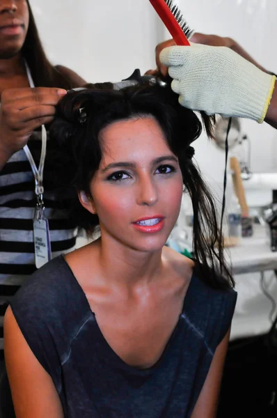 MIAMI - 22 DE JULIO: Un modelo se prepara detrás del escenario en la presentación de trajes de baño White Sands para la Primavera Verano 2013 durante la Mercedes-Benz Swim Fashion Week el 22 de julio de 2012 en Miami, FL — Foto de Stock