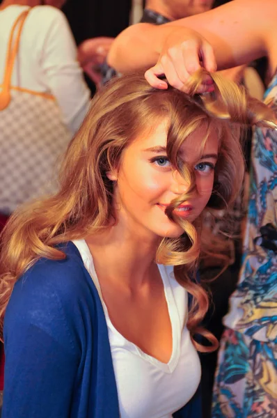 MIAMI - 22 DE JULIO: Un modelo se prepara detrás del escenario en la presentación de trajes de baño White Sands para la Primavera Verano 2013 durante la Mercedes-Benz Swim Fashion Week el 22 de julio de 2012 en Miami, FL — Foto de Stock