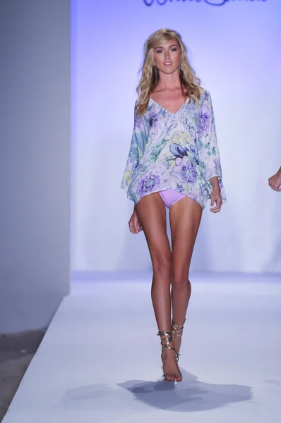 Miami - 22 juli: modell går banan på den vita sanden badkläder presentationen för våren sommaren 2013 under mercedes-benz simma fashion week den 22 juli, 2012 i miami, fl — Stockfoto