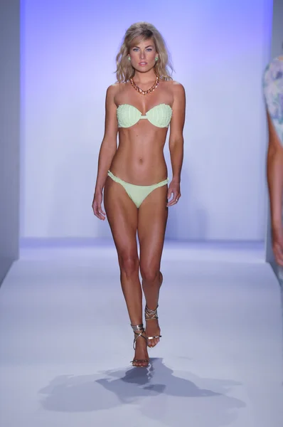 Miami - 22. juli: model läuft laufsteg bei der präsentation der white sands badebekleidung für frühjahr sommer 2013 während der mercedes-benz swim fashion week am 22. juli 2012 in miami, fll — Stockfoto