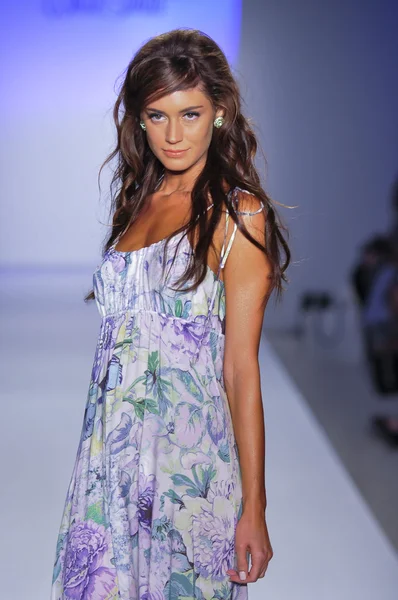 Miami - 22 juli: model wandelingen baan op het witte zand badmode presentatie voor lente zomer 2013 tijdens de mercedes-benz zwemmen fashionweek op 22 juli 2012 in miami, fl — Stockfoto