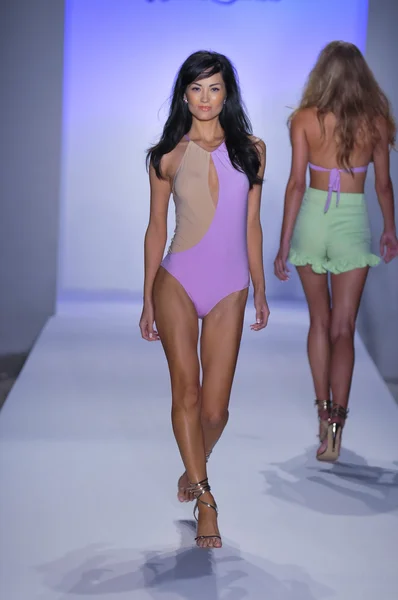 Miami - 22. juli: model läuft laufsteg bei der präsentation der white sands badebekleidung für frühjahr sommer 2013 während der mercedes-benz swim fashion week am 22. juli 2012 in miami, fll — Stockfoto