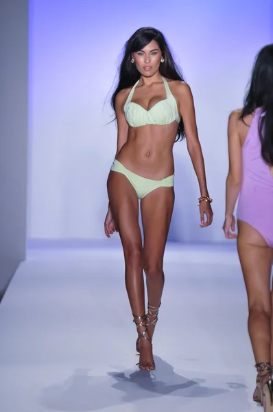 Miami - 22 juli: model wandelingen baan op het witte zand badmode presentatie voor lente zomer 2013 tijdens de mercedes-benz zwemmen fashionweek op 22 juli 2012 in miami, fl — Stockfoto