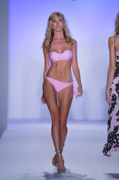 MIAMI - JULY 22: Model walks runway at the White Sands Swimwear Presentation for Spring Summer 2013 during Mercedes-Benz Swim Fashion Week on July 22, 2012 in Miami, FL — Stock Photo, Image