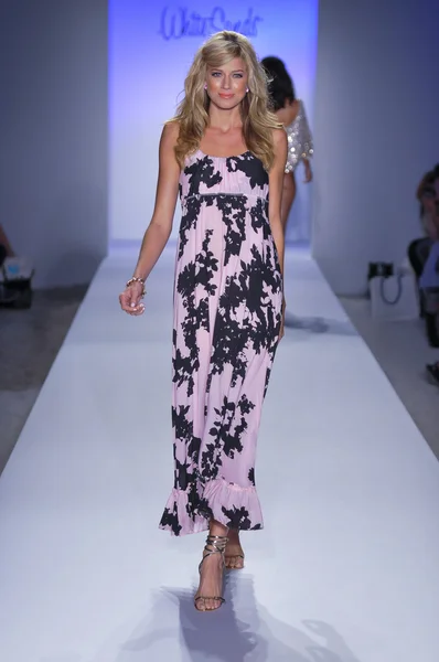 Miami - 22 července: model chodí dráha v prezentaci plavky bílé písky pro jaro léto 2013 během plavání mercedes-benz fashion week v červenci 22, 2012 v miami, fl — Stock fotografie