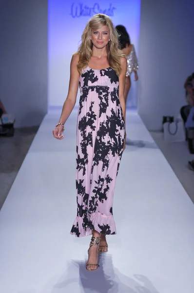 MIAMI - JULY 22: Model walks runway at the White Sands Swimwear Presentation for Spring Summer 2013 during Mercedes-Benz Swim Fashion Week on July 22, 2012 in Miami, FL — Stock Photo, Image