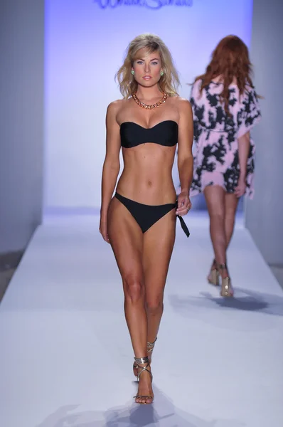 Miami - 22 července: model chodí dráha v prezentaci plavky bílé písky pro jaro léto 2013 během plavání mercedes-benz fashion week v červenci 22, 2012 v miami, fl — Stock fotografie