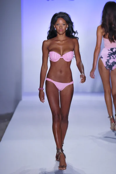 MIAMI - 22 DE JULIO: Modelo camina por la pasarela en la presentación de trajes de baño White Sands para la Primavera Verano 2013 durante la Mercedes-Benz Swim Fashion Week el 22 de julio de 2012 en Miami, FL —  Fotos de Stock