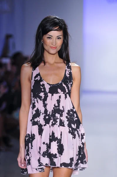 Miami - 22. juli: model läuft laufsteg bei der präsentation der white sands badebekleidung für frühjahr sommer 2013 während der mercedes-benz swim fashion week am 22. juli 2012 in miami, fll — Stockfoto